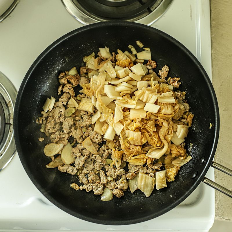 고기가 익으면 씻은 묵은지를 넣고 볶은 후 삶은 면을 넣고 참치액젓을 넣어주세요.
(tip. 면수를 추가해 농도를 맞춰주세요)