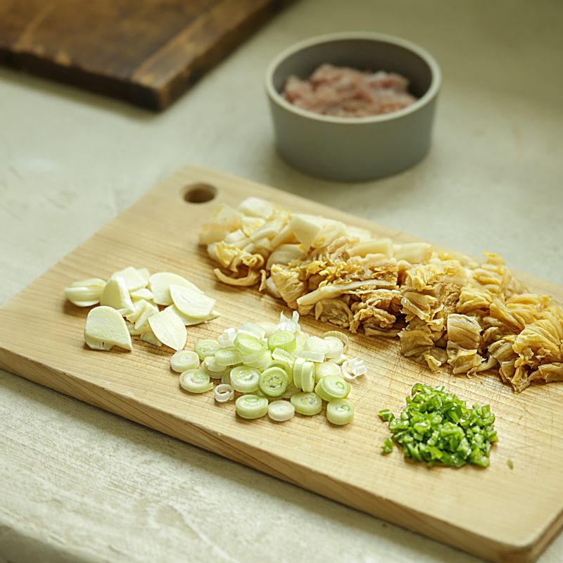 마늘은 편 썰고 청양고추는 다져주세요. 대파는 송송 썰고 묵은지는 먹기 좋게 썰어주세요.