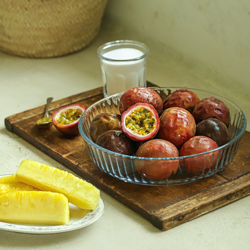 파인애플 패션후르츠 청을 위한 재료 이미지로 패션후르츠,손질 파인애플,설탕 등으로 구성 되어있습니다.