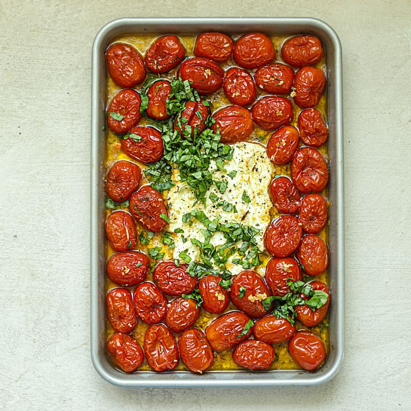 오븐에 구운 페타치즈와 방울토마토를 잘 섞은 후 삶은 파스타를 넣고 섞어 완성해 주세요.