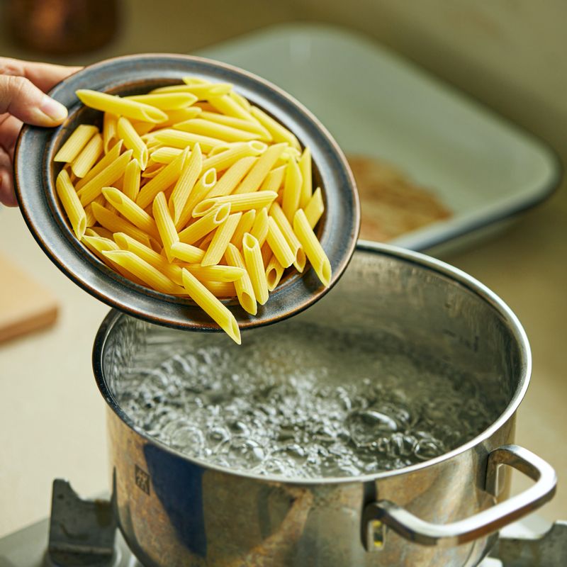 끓는 물에 소금 1큰술을 넣고 파스타를 삶아 채반에 건져주세요.