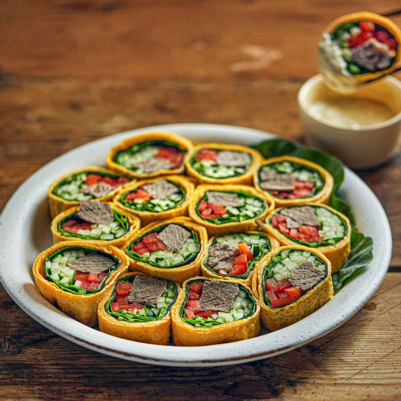 그릇에 담아 소스를 곁들여 맛있게 즐겨주세요.
(tip. 완전히 식은 후 썰어야 터지지 않아요)
(tip. 소 등심 외에도 닭가슴살, 크래미, 두부 등을 활용해 만들어도 좋아요)