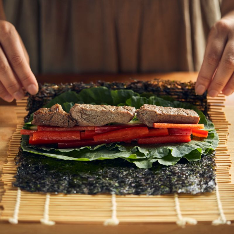 김에 케일을 깔고 오이, 파프리카, 등심을 넣은 후 말아주세요.