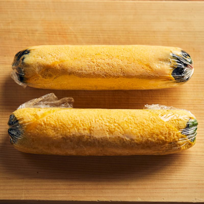 2회 정도 반복해 달걀 물을 입힌 후 먹기 좋게 썰어주세요.