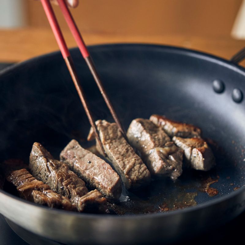 달군 팬에 기름을 두른 후 등심을 노릇하게 구워주세요. 소금 후추로 간을 해주세요.