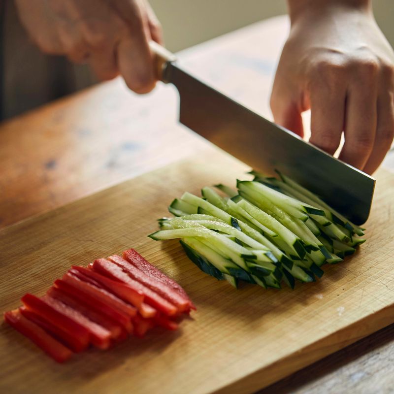 오이와 파프리카는 얇게 채를 썰고 등심은 길게 썰어 주세요.