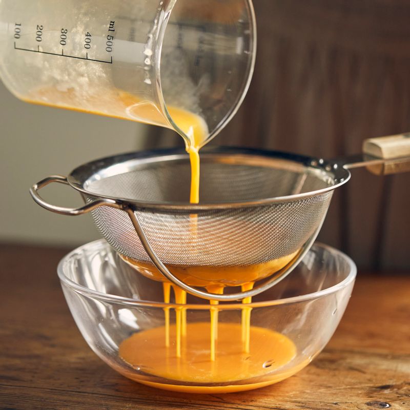 달걀에 소금을 약간 넣고 풀어준 후 채에 한 번 걸러주세요.