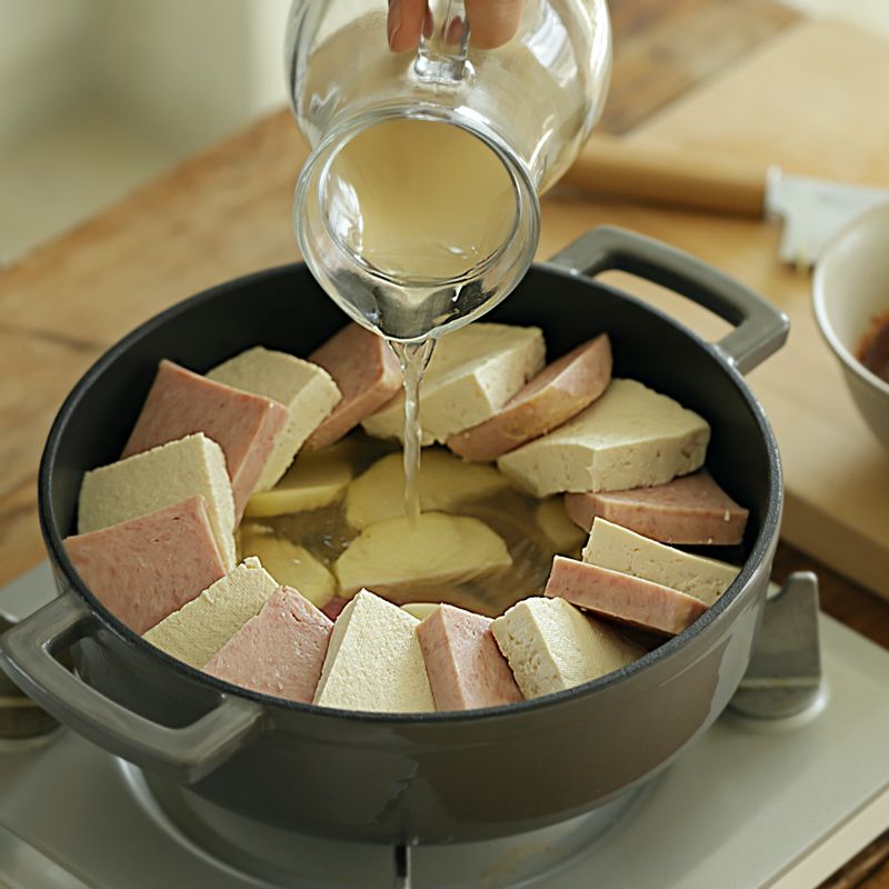 냄비에 멸치 다시마 육수 1+½컵을 붓고 끓이다가 양념장을 넣어 섞어주세요.