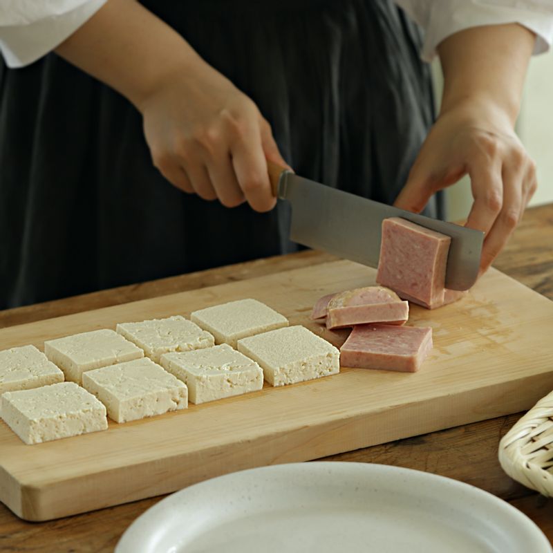 두부와 스팸, 감자는 먹기 좋은 두께로 잘라주세요. 양파는 굵게 채를 썰고 대파와 청양고추는 어슷하게 썰어주세요. 볼에 양념장 재료를 넣고 섞어주세요.
(tip 스팸은 체에 밭쳐 뜨거운 물을 한번 끼얹은 후 사용해 주세요.)