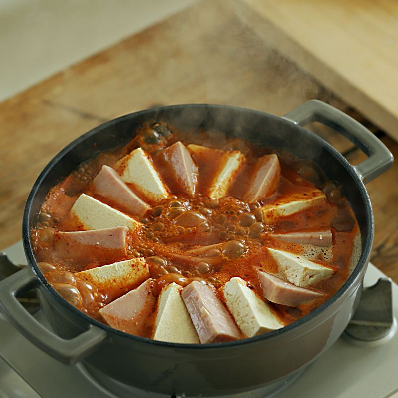 두부와 스팸에 국물을 끼얹어 주며 중약불로 끓여주세요.
(tip 끓이는 중간에 국물이 부족하면 남겨놓은 멸치 다시마 육수 ½컵을 넣어주세요.)