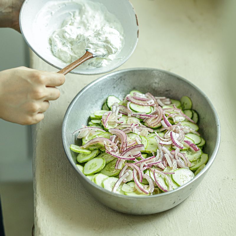 넓은 볼에 슬라이스한 오이와 절인 양파, 드레싱을 넣고 섞어주세요.