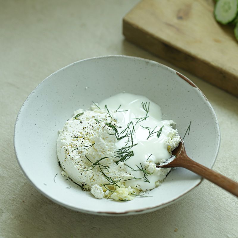 볼에 드레싱 재료를 넣고 섞어주세요.