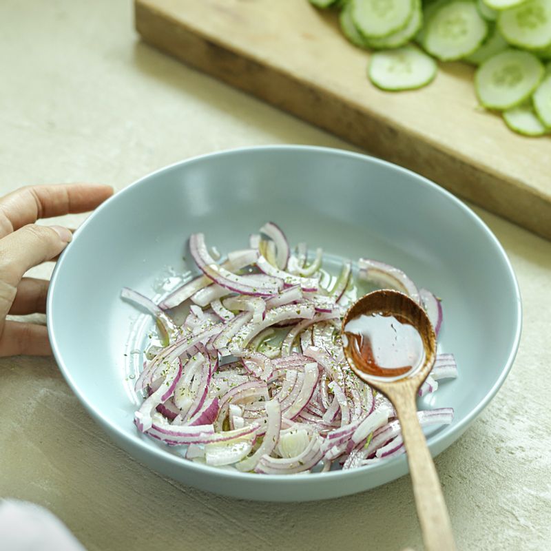 적양파에 올리브오일과 레드와인 비네거, 오레가노를 넣고 섞어주세요.