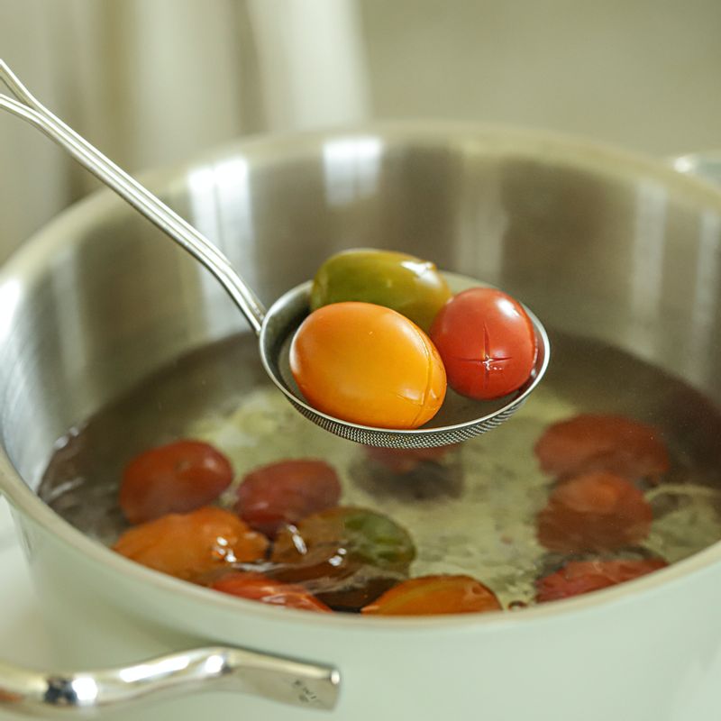 끓는 물에 방울토마토를 넣어 30초~1분간 데친 후 얼음물에 담가 식혀 껍질을 벗겨주세요.