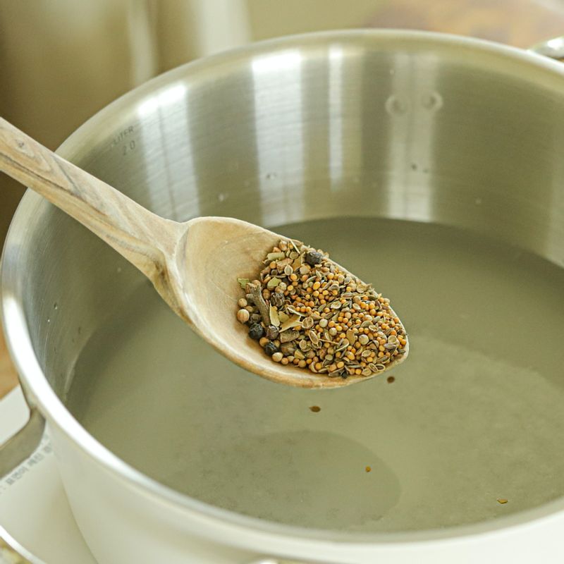 냄비에 피클 주스 재료를 넣어 끓여주세요.