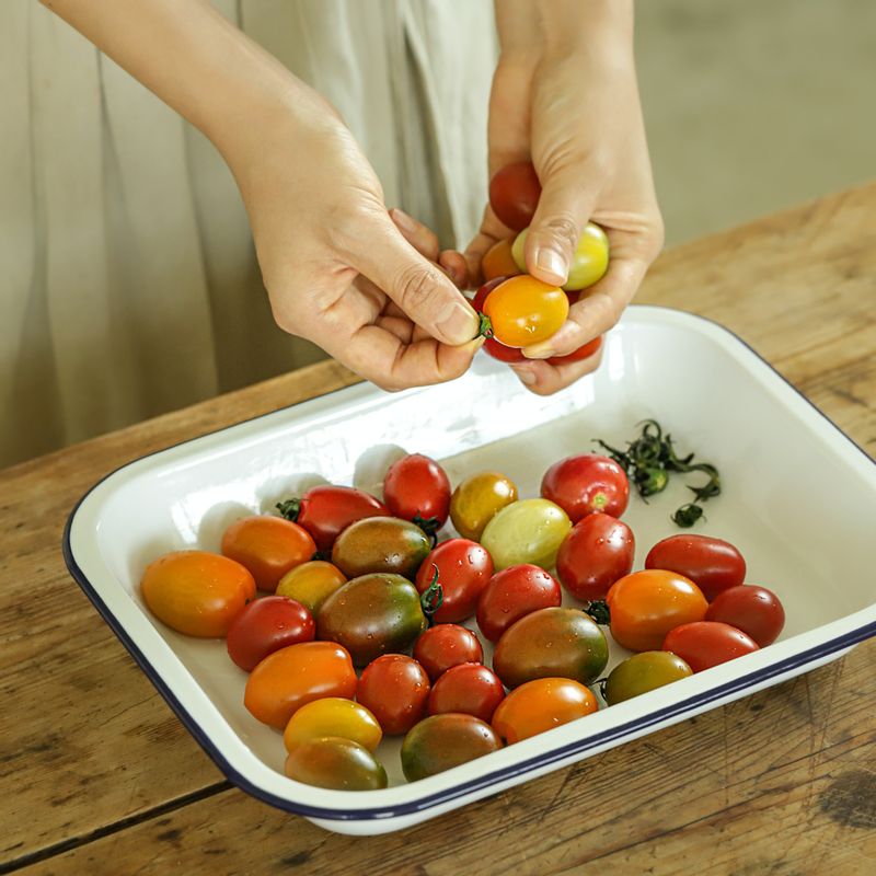 깨끗이 씻은 방울토마토는 꼭지를 제거해주세요. 꼭지 반대편 쪽에 십자로 칼집을 내주세요.