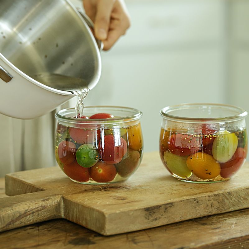 소독한 용기에 토마토를 넣고 뜨거운 피클 주스를 붓고, 한 김 식힌 후 뚜껑을 닫아주세요. 냉장 보관하여 하루 이상 숙성 시켜 맛있게 즐겨주세요.