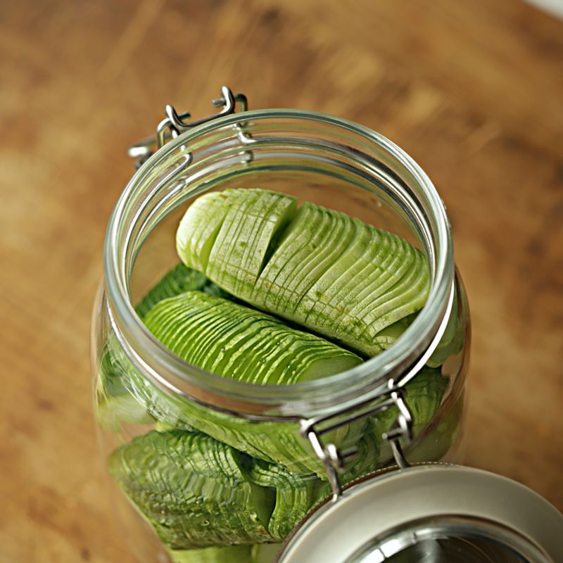 절인 오이와 다진 고추, 양파를 병에 넣고 절임물 재료를 부어 실온에서 30분간 절여주세요.