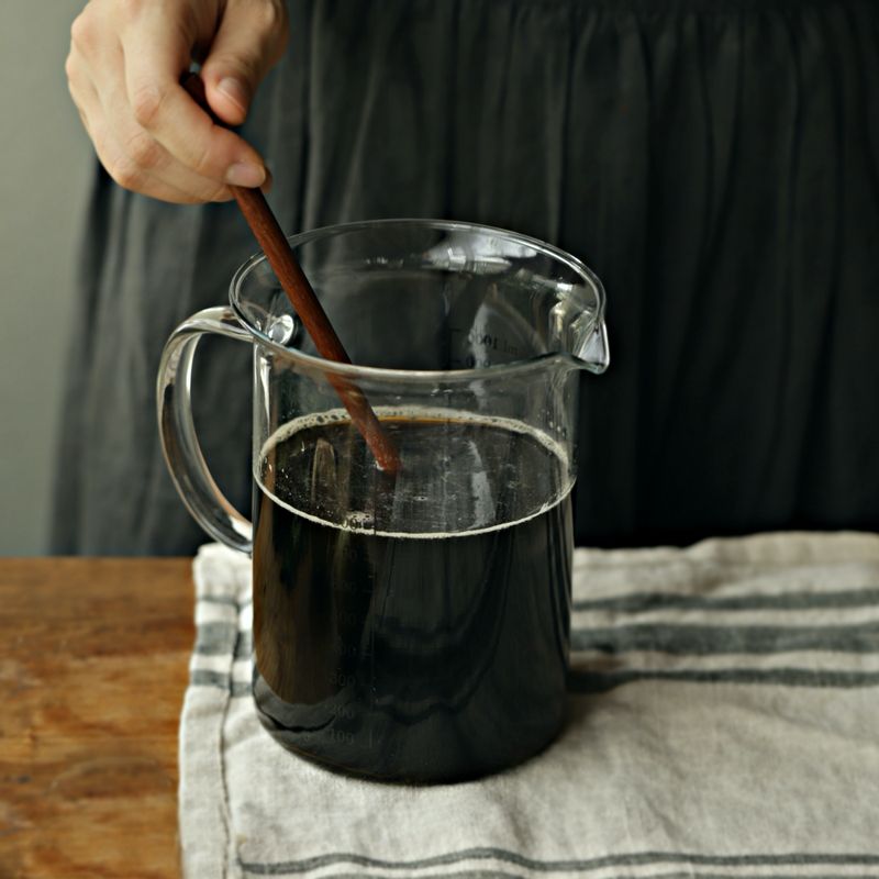 볼에 절임물 재료를 넣고 설탕이 녹을 때 까지 저어주세요.