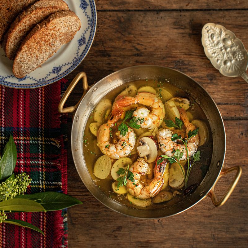 따뜻한 감바스 알 하이요에 바삭하게 구운 바게트를 곁들여 주세요.
(드시고 남은 올리브오일은 다른 볶음요리 등에 사용하셔도 돼요)