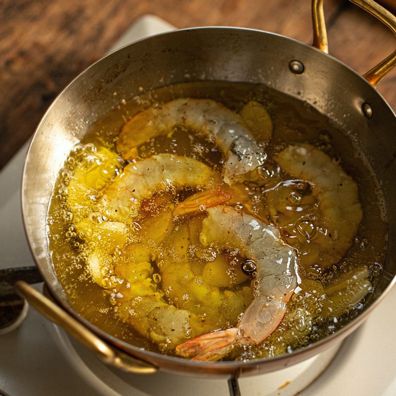 새우와 양송이버섯을 넣고 새우가 붉게 변하면 소금, 후추, 파슬리, 잘게 부순 페페론치노를 넣고 마무리해 주세요.