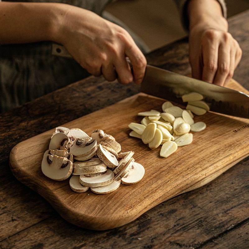 마늘은 편으로 자르고 양송이는 3등분으로 잘라주세요.