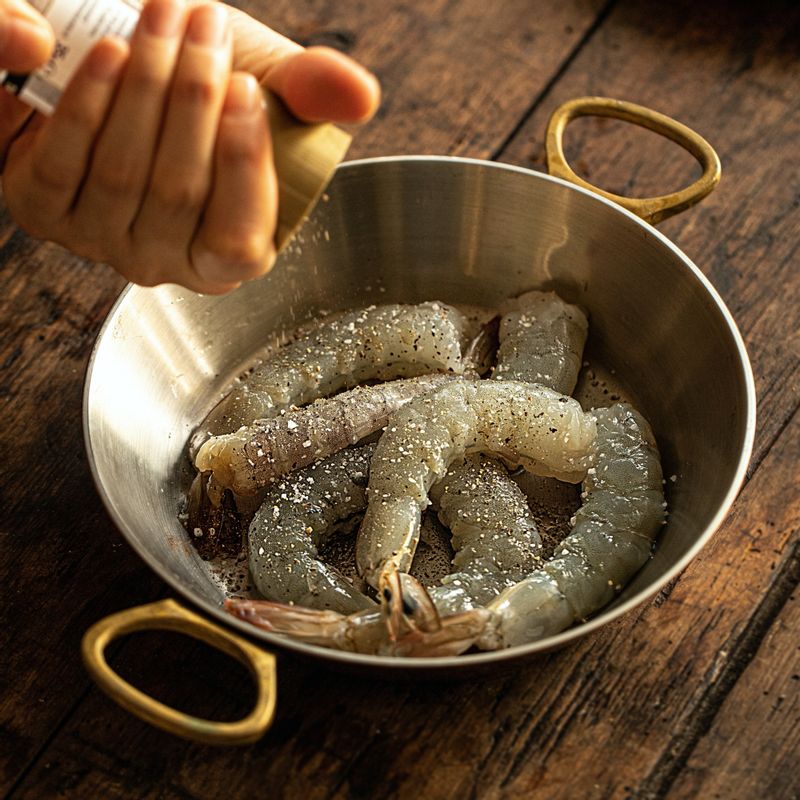 새우는 깨끗하게 씻고 머리를 떼어내고 꼬리만 남겨 껍질을 제거하고 약간의 소금과 후추를 뿌려 밑간을 해주세요. (꼬리 부분의 뾰족한 물총 부분도 잘라주세요.)