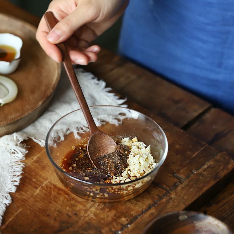 볼에 양념 재료를 넣고 섞어주세요.