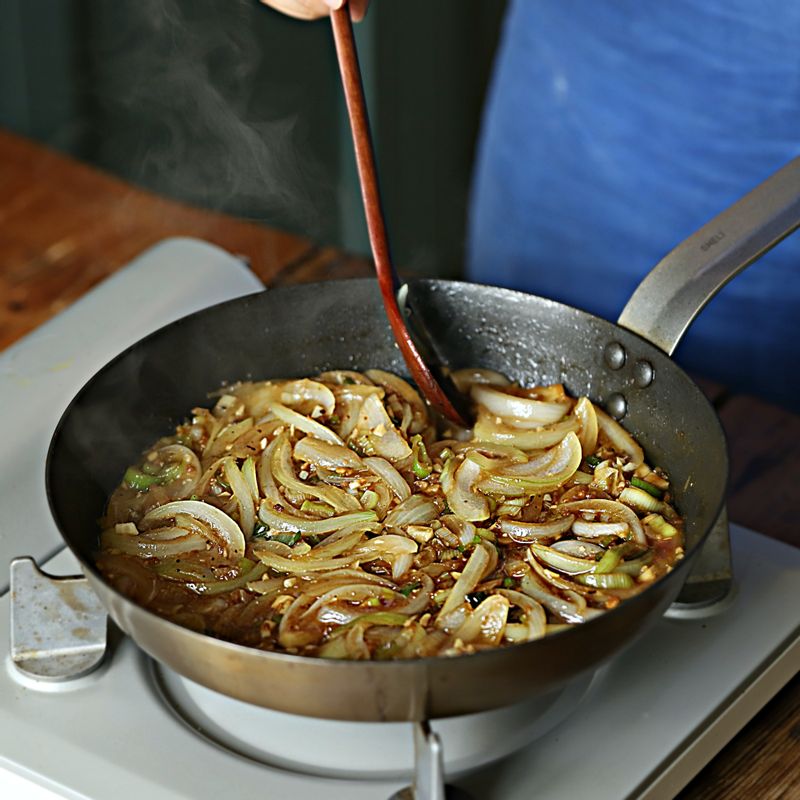가지를 구운 팬에 양파와 대파를 넣어 볶다가 양념 재료와 다시마 물을 넣고 졸여주세요.