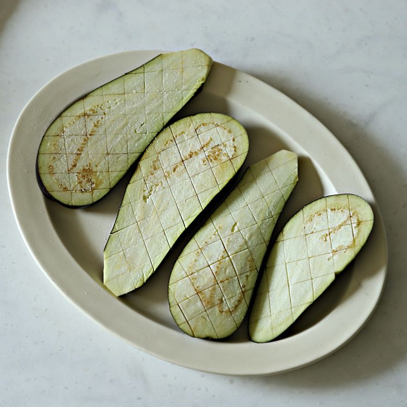 가지는 1cm 두께로 잘라 격자로 칼집을 넣고 소금으로 밑간을 해주세요.