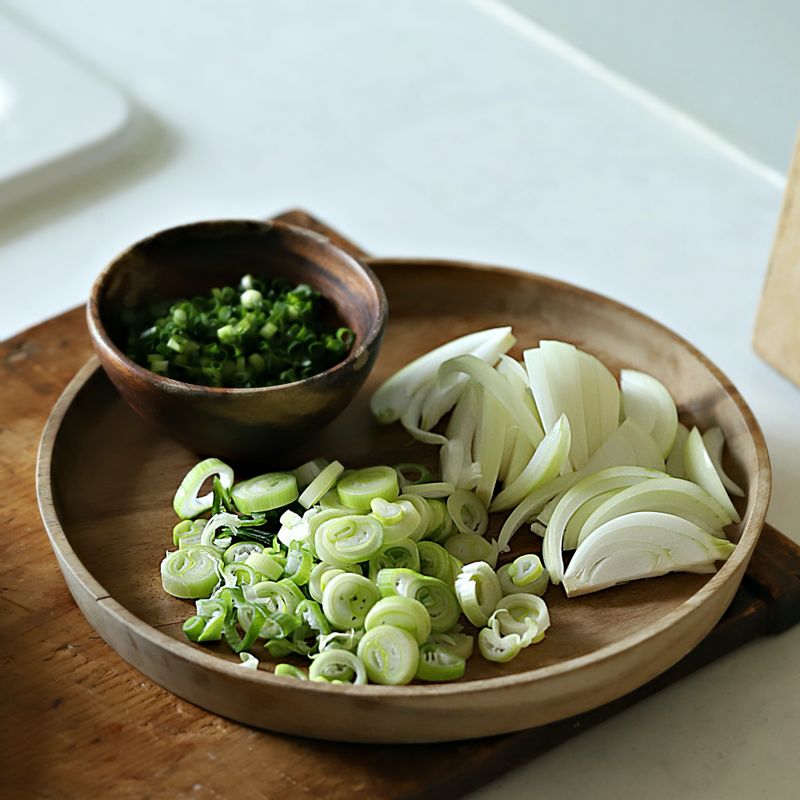 양파는 채를 썰고 대파와 쪽파는 송송 썰어주세요.