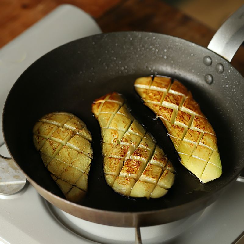 달군 팬에 기름을 두르고 가지를 구워주세요.
(가지가 푹 익을 때까지 구워주세요)