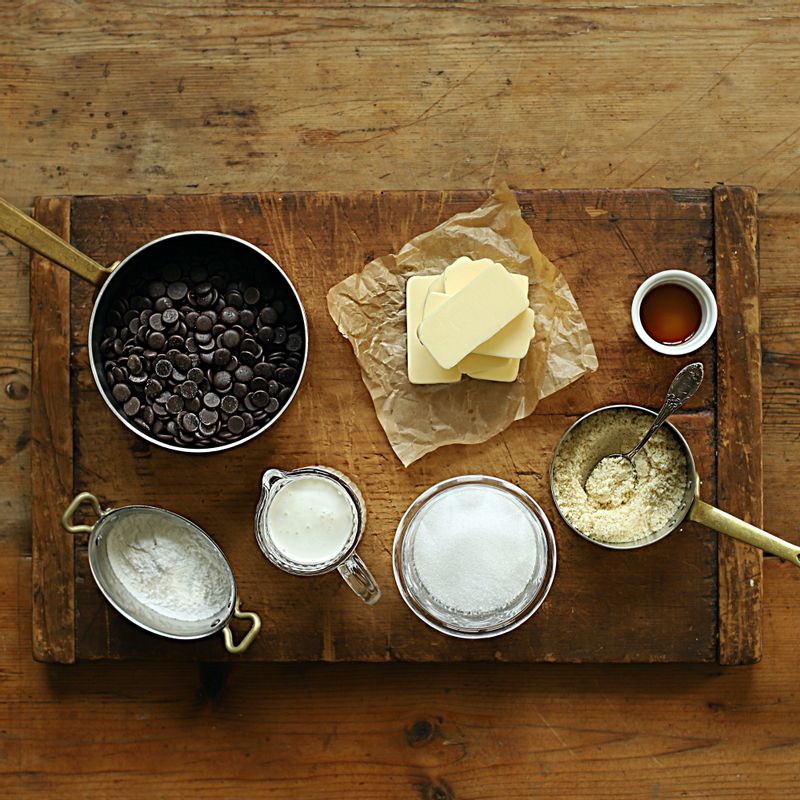 키토 카카오 브라우니을 위한 재료 이미지로 카카오 매스 (다크 초콜릿으로 대체 가능),실온 무염 버터,실온 달걀,생크림,에리스리톨 (알룰로스 가루, 라칸토로 대체 가능) 등으로 구성 되어있습니다.