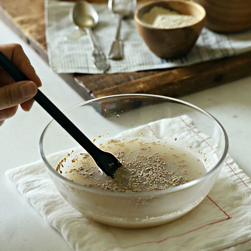 따뜻한 물에 이스트와 이스트의 발효를 돕는 꿀을 넣어 잘 저어주세요.