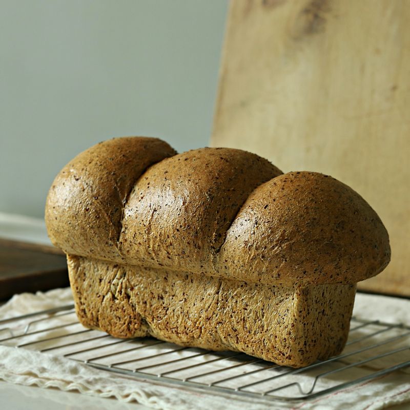 완성된 빵은 틀에서 바로 꺼내 식혀주세요.