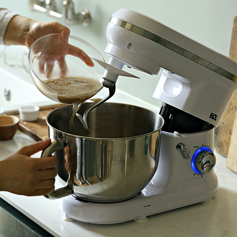 반죽기에 모든 재료를 넣고 저속으로 반죽해 주세요.
(tip. 반죽기가 없으면 볼에 넣고 주걱으로 섞어도 되지만, 시간과 힘이 많이 들어가니 반죽기 사용을 추천해요)