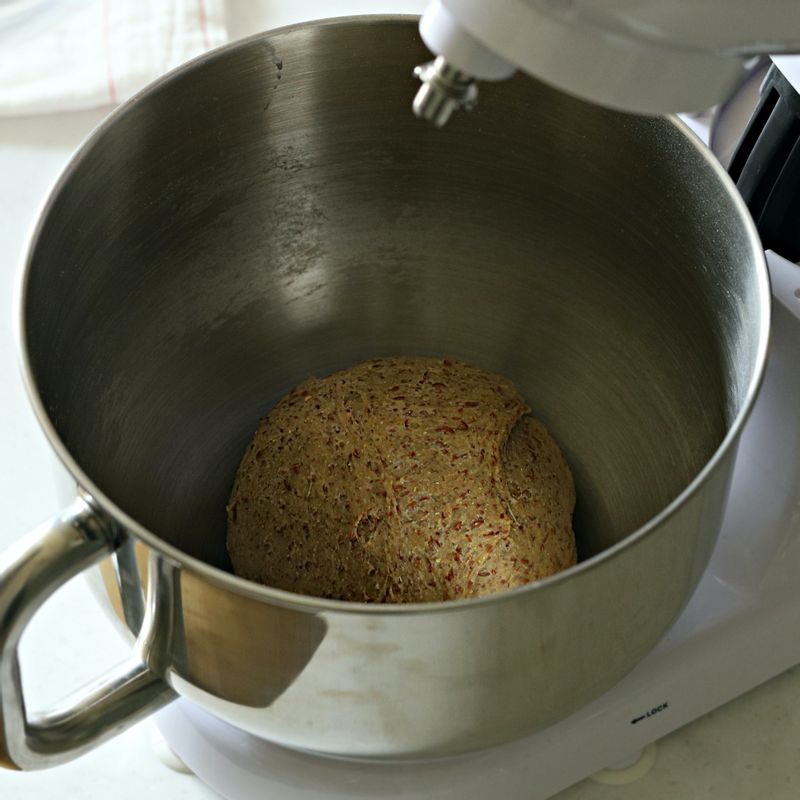 날가루가 보이지 않게 되면 속도를 높여 8~10분 정도 반죽해 주세요.