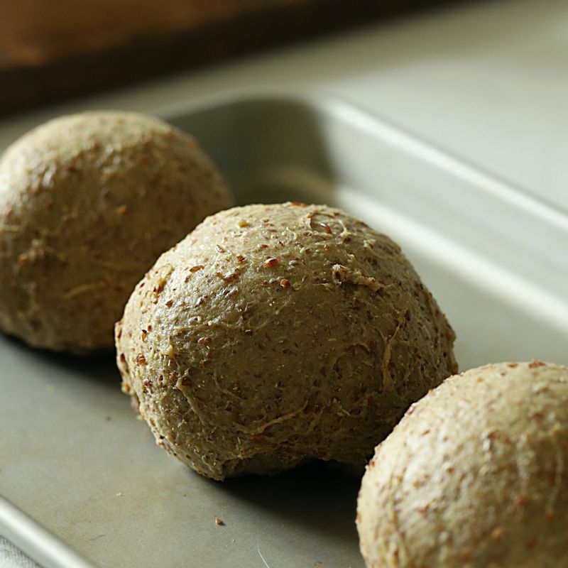 반죽이 하나로 잘 뭉쳐지면 반죽기에서 꺼내 2~3등분 한 후 둥글게 빚어 틀에 넣어주세요.