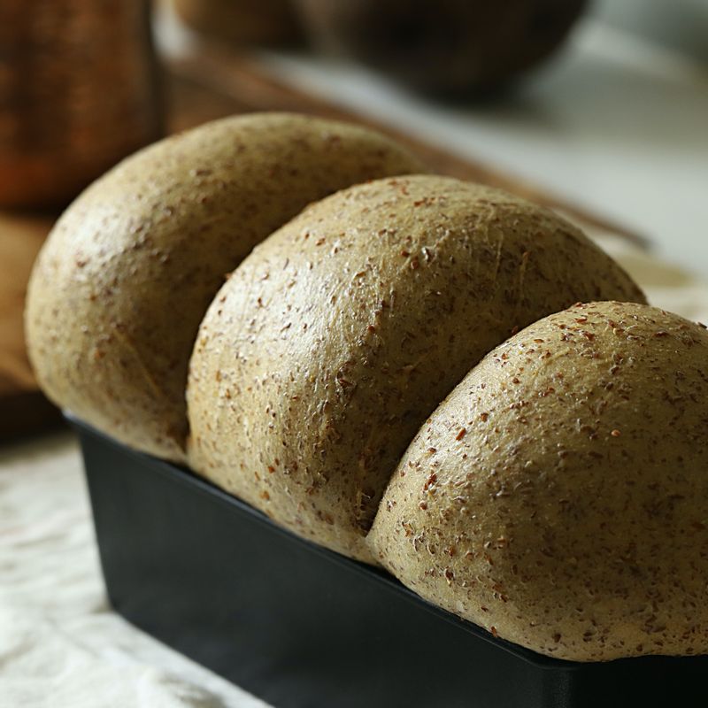 식빵 틀을 랩 또는 젖은 천으로 감싸 따뜻한 곳에서 2~3배 정도 부풀어 오를 때까지 1시간 정도 발효시켜주세요.
(tip. 오븐 틀 안쪽에 버터를 소량 바르거나 유산지를 깔아주면 빵을 쉽게 꺼낼 수 있어요)