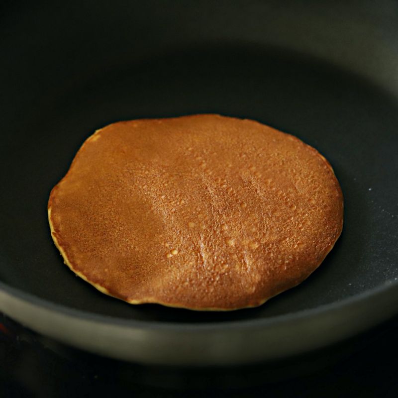 반죽 표면에 기포가 올라오면 뒤집어 반대쪽도 노릇하게 구워주세요.