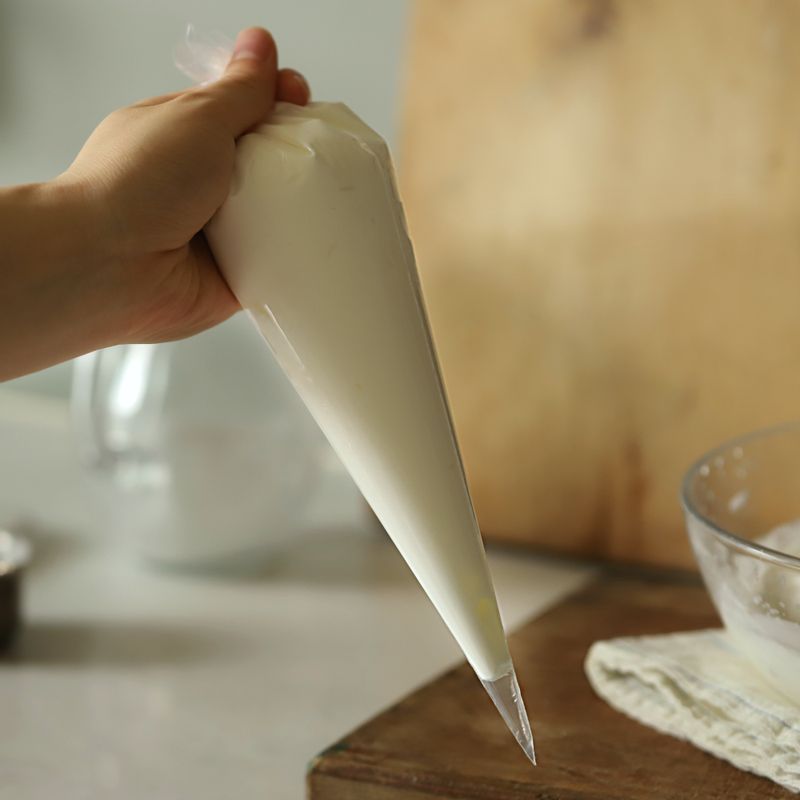 용도에 따라 짤주머니 등에 담아 사용해 주세요.
(tip. 생크림은 냉장고 냄새를 잘 흡수하므로 밀폐 용기에 담아 보관해 주세요)
(tip. 보관 기간 : 냉장 4~5일, 냉동 3개월)