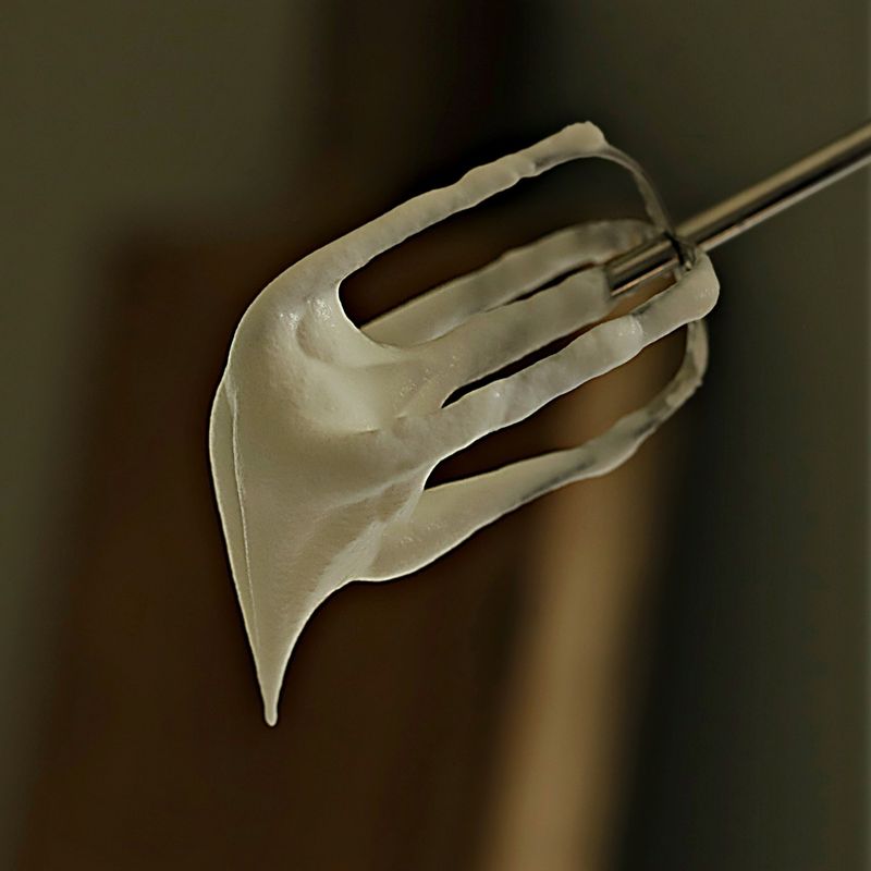 생크림의 끝이 뾰족하게 유지되고 주걱에서 떨어지지 않으면 완성이에요.
(tip. 생크림을 너무 오래 휘핑하면 수분과 유지방이 분리될 수 있으니 주의해 주세요)