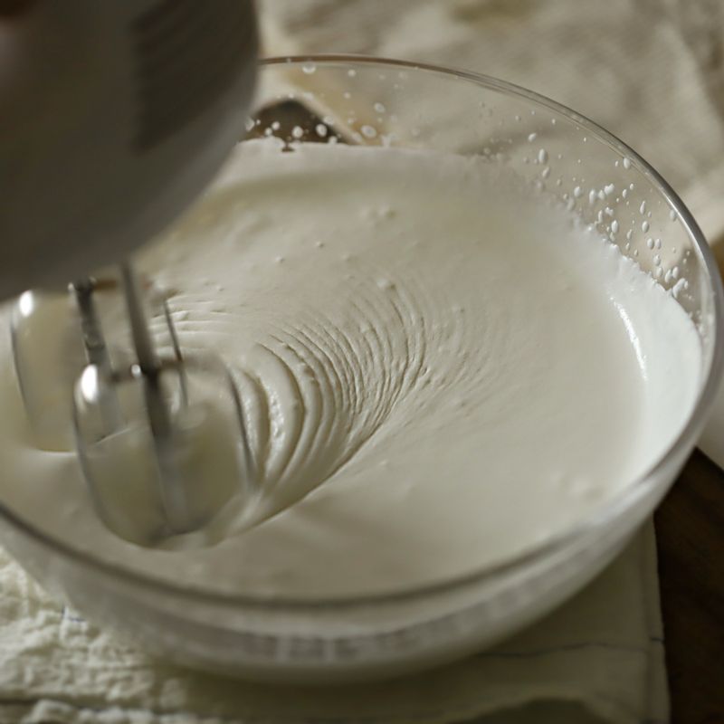 생크림에 윤기가 나면서 핸드믹서가 지나간 자국이 유지될 때 까지 휘핑해 주세요.