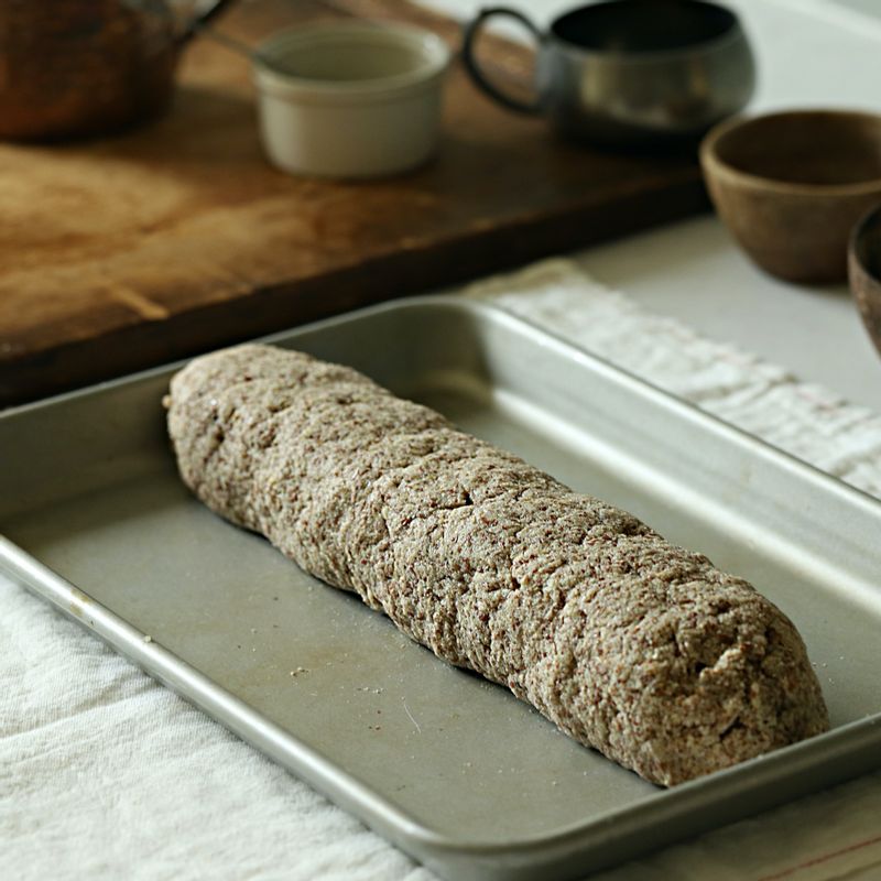 손으로 1분간 반죽한 후 바게트 모양으로 빚어 윗면에 칼집을 넣어주세요.