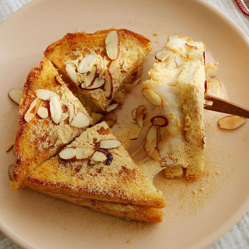 빵을 먹기 좋은 크기로 자른 후, 볶은 콩가루를 골고루 뿌리고 꿀 1/2큰술과 아몬드 슬라이스를 얹어주세요.
TIP. 오븐 이용 시에는 빵을 따로 토스트 하지 않고, 200도로 예열된 오븐에서 7~8분 정도 구워주세요.