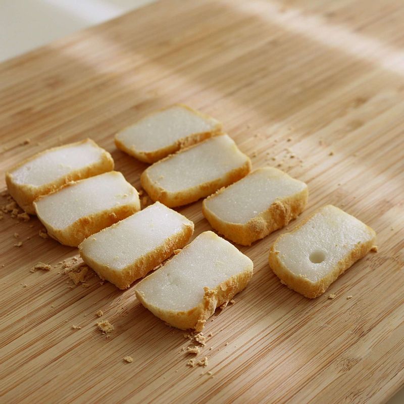 인절미는 먹기 좋게 편으로 썰어주세요.