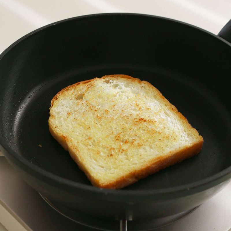 달군 팬에 약간의 버터를 넣고, 식빵을 앞뒤로 노릇하게 구워주세요.