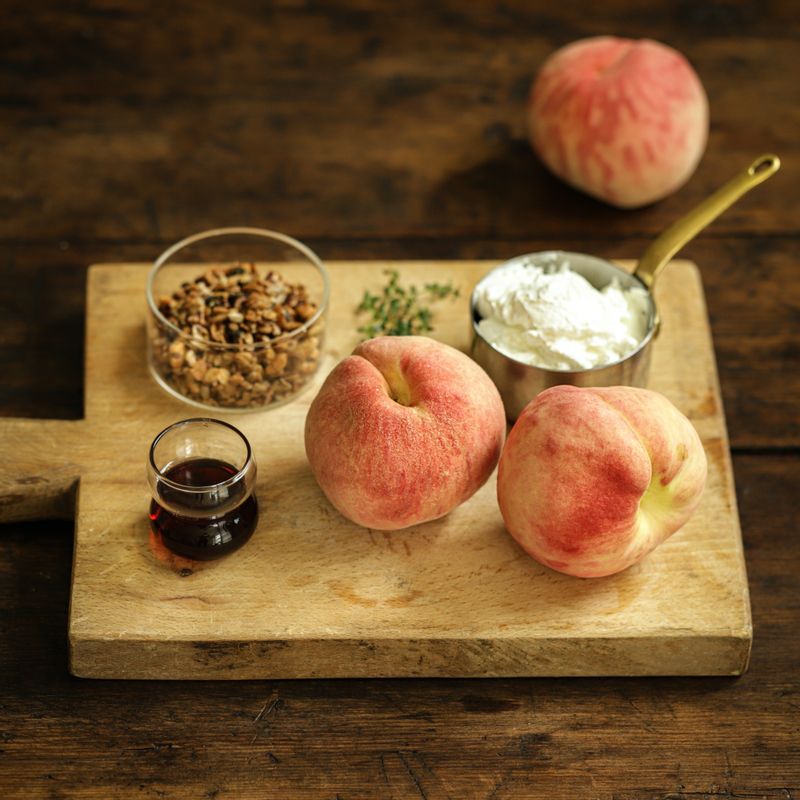 그릭요거트 복숭아 (요거피치)을 위한 재료 이미지로 잘 익은 복숭아,그릭 요거트,그래놀라,메이플 시럽,타임 (생략 가능) 등으로 구성 되어있습니다.