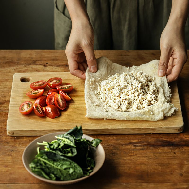 두부는 칼 옆면으로 으깬 후 키친타월에 올려 수분을 제거하고 방울토마토는 반으로 잘라주세요. 시금치는 깨끗이 씻어 먹기 좋은 크기로 잘라주세요.
