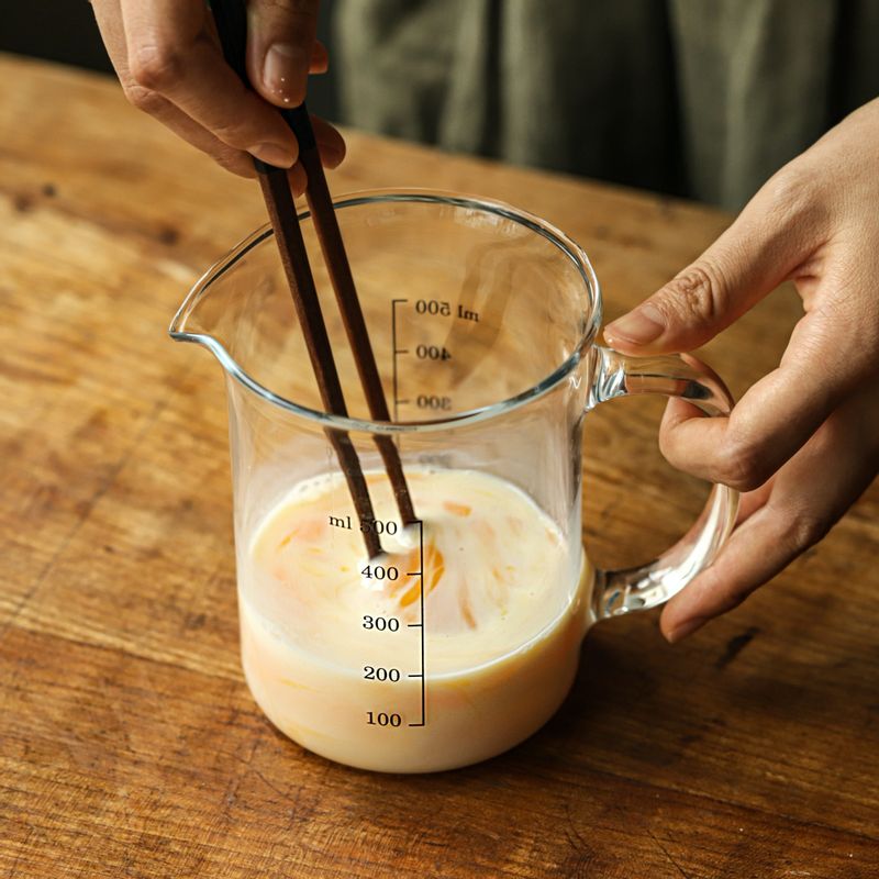 볼에 달걀과 우유, 소금을 넣고 잘 섞어 달걀 물을 만들어주세요.